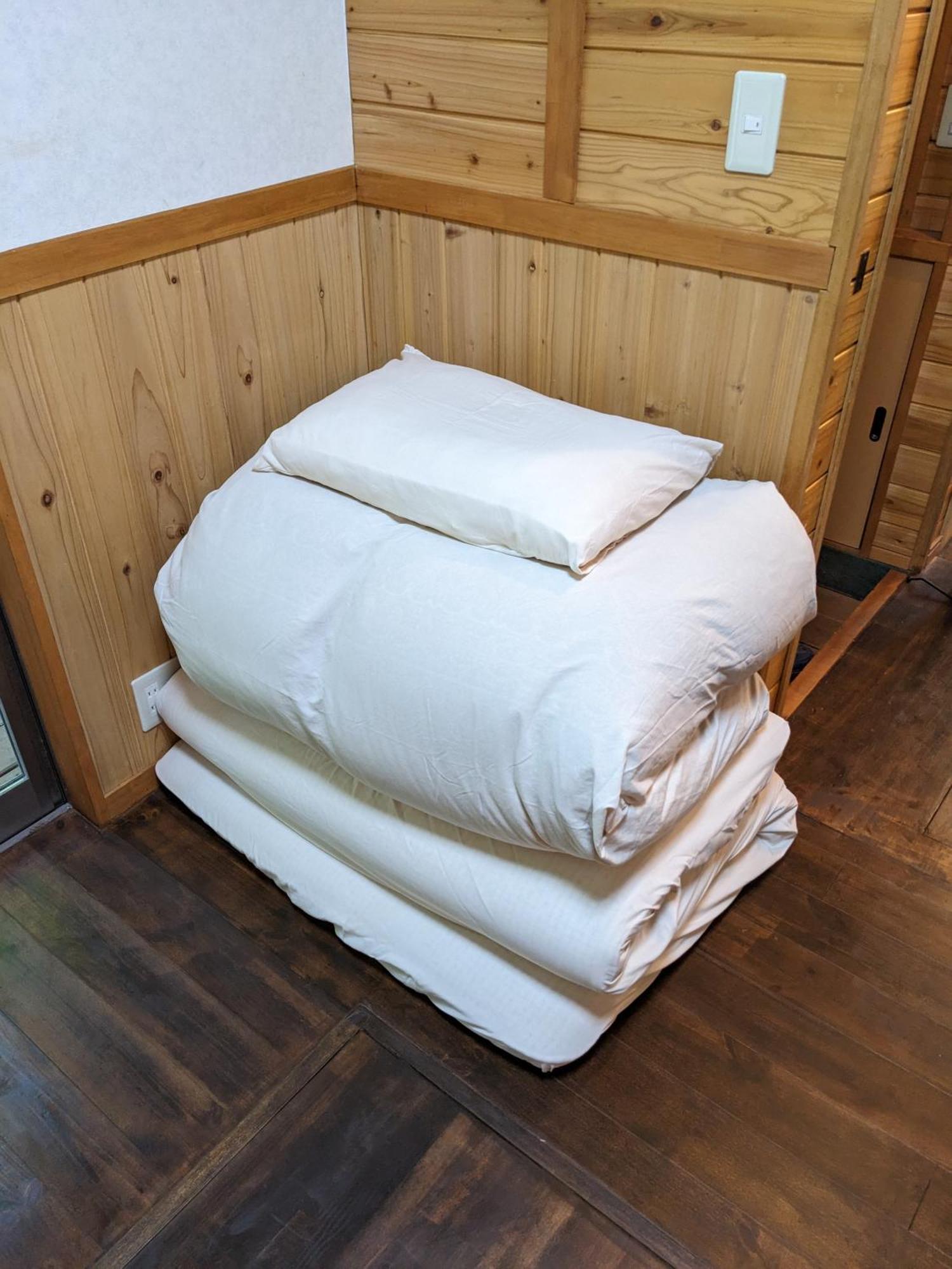 山と池